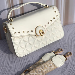 Hermoso baúl bolso importado con apliques y correa en reata