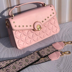 Hermoso baúl bolso importado con apliques y correa en reata