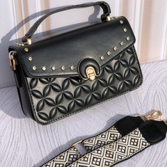 Hermoso baúl bolso importado con apliques y correa en reata