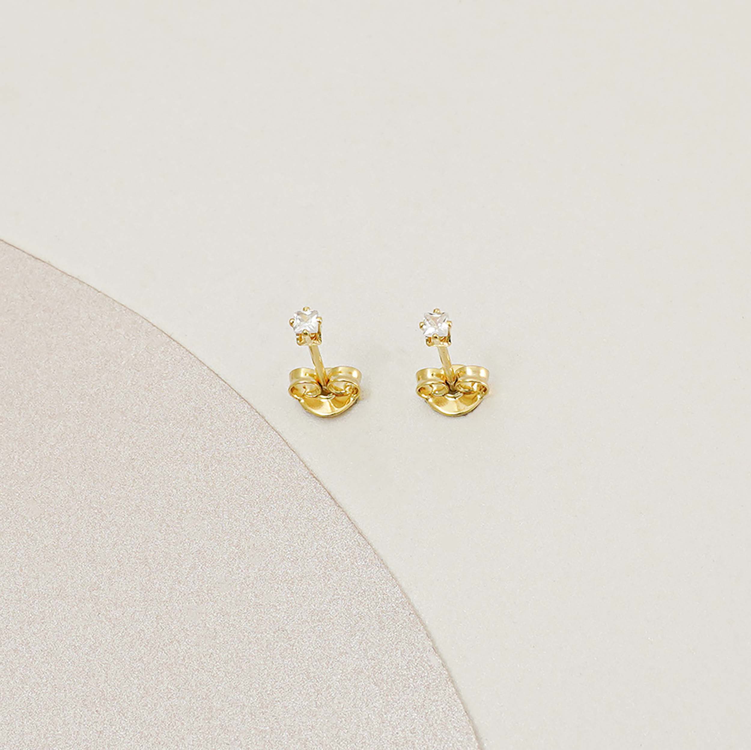 Aretes topos unisex oro laminado 18K chispita cuadrada cristal Ref 33020