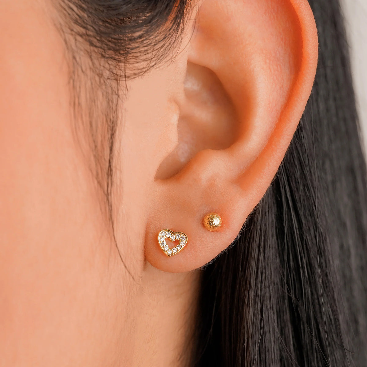 Aretes topitos oro laminado 18K corazones con cirnones Ref 34163