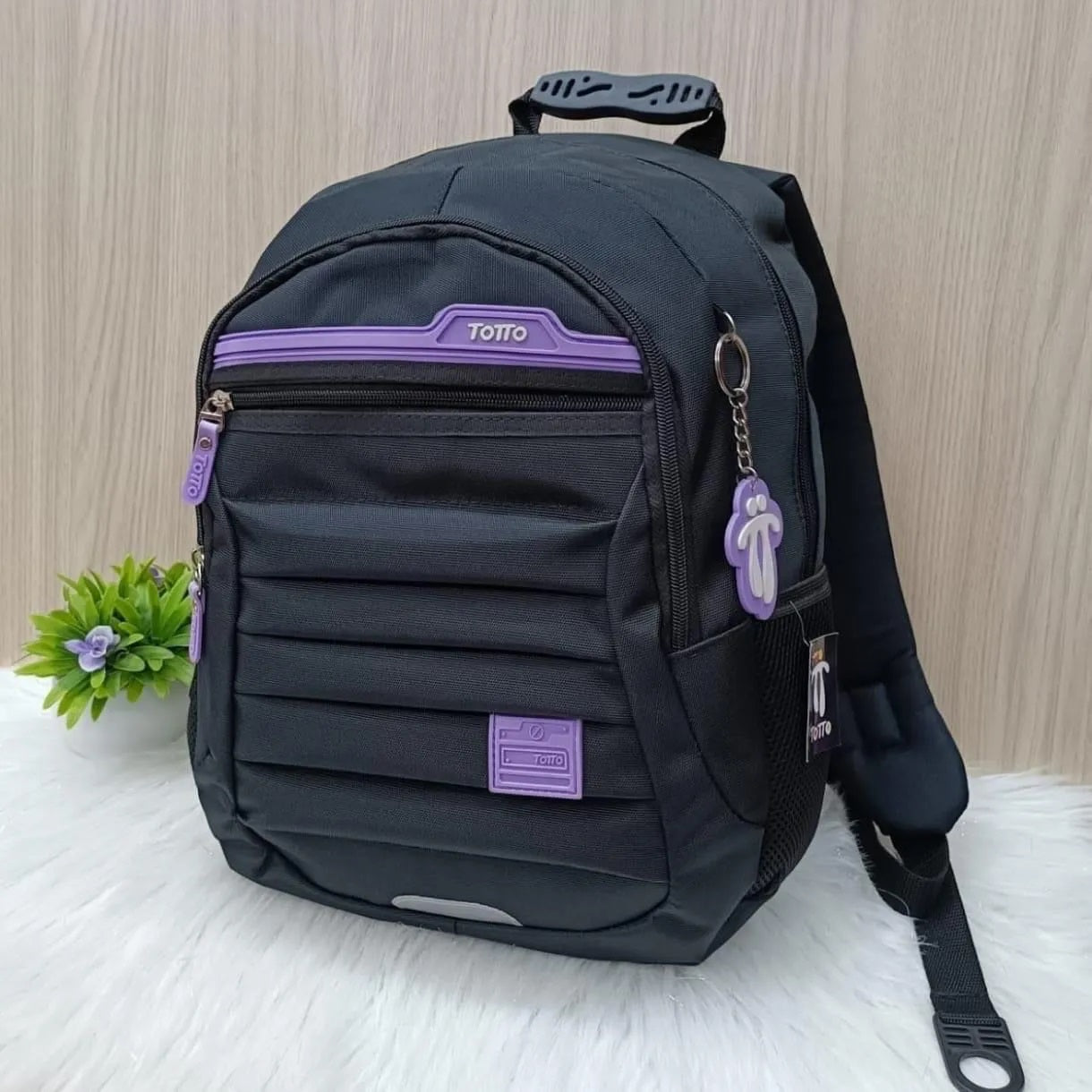 Morral Totto 1.1 Prensado pequeno bolsillo para portatil Negro Morado