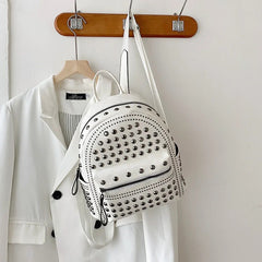 Bolso morral de dama con taches pequeño