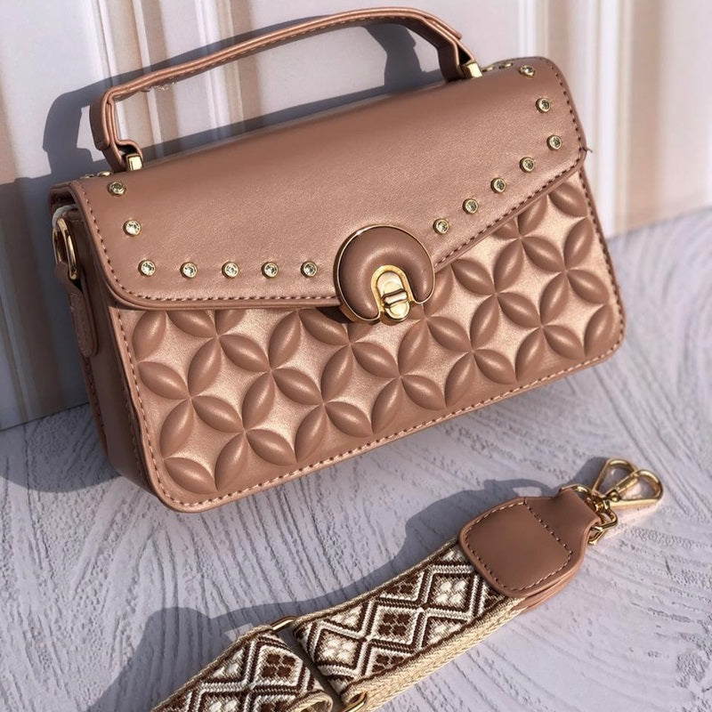 Hermoso baúl bolso importado con apliques y correa en reata